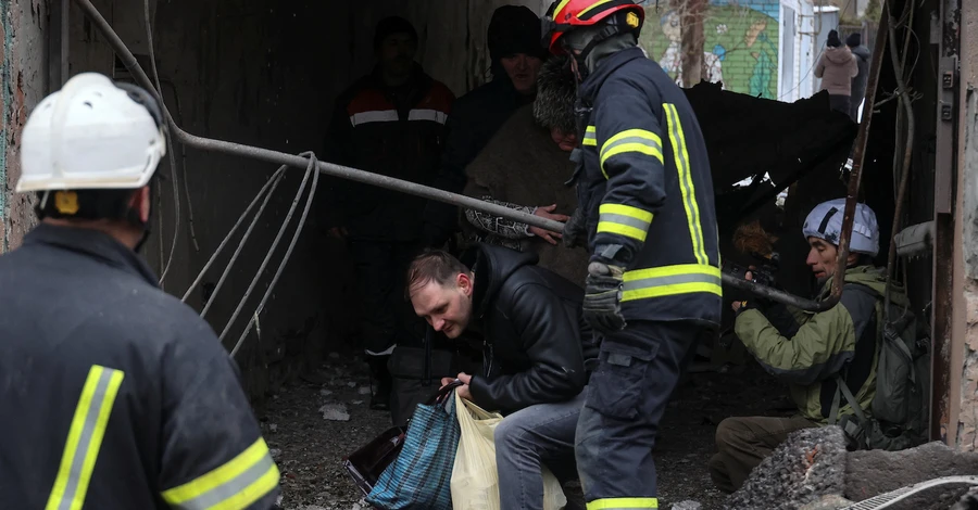 В Харькове россияне обстреляли предприятие ракетами С-300, ранены двое мужчин