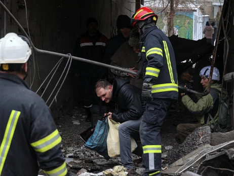В Харькове россияне обстреляли предприятие ракетами С-300, ранены двое мужчин
