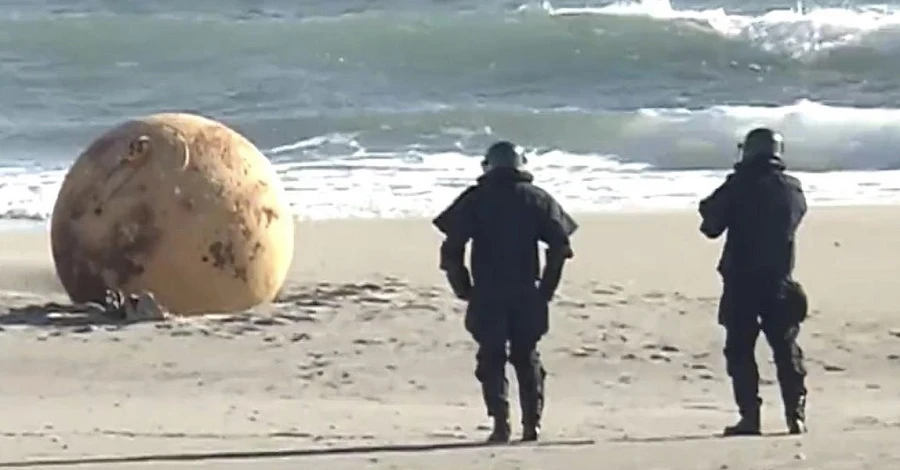 Власти Японии демонтируют неизвестный шар, найденный на берегу моря
