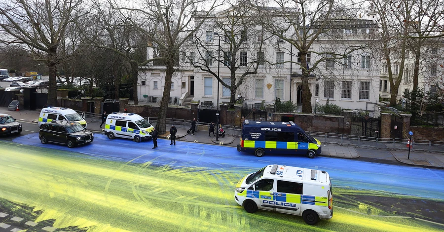 В Лондоне дорогу к российскому посольству покрасили в цвета украинского флага