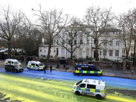 У Лондоні дорогу до російського посольства пофарбували у кольори українського прапора