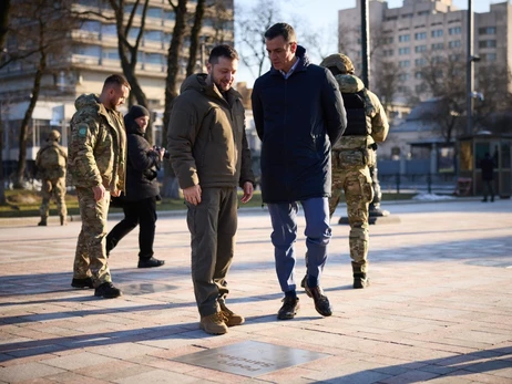На Аллее смелости в Киеве установили табличку с именем премьера Испании