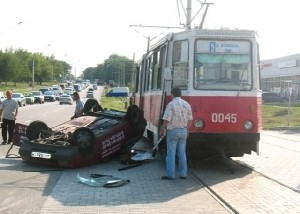 Не проехав и 5-ти метров от автосалона, новенькая иномарка попала в страшное ДТП [ФОТО] 