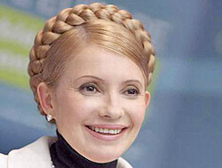 В Луганске Тимошенко подарили позолоченную кирку 