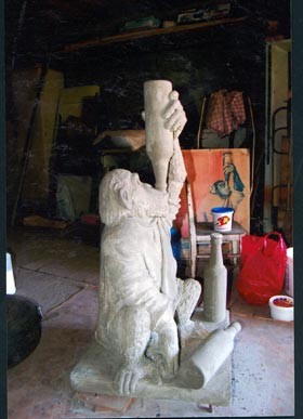 Скульптор лепит в гараже человеческие пороки 