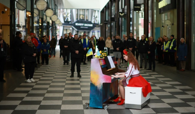 Девушка-беженка играет на пианино в Ливерпуле