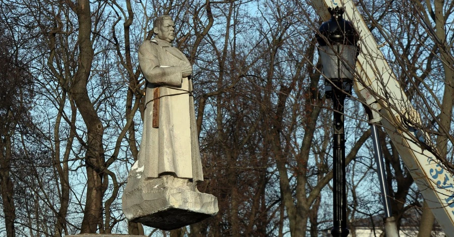 Месяц без памятников Чкалову и Ватутину: скульптуры могут переехать в Музей оккупации