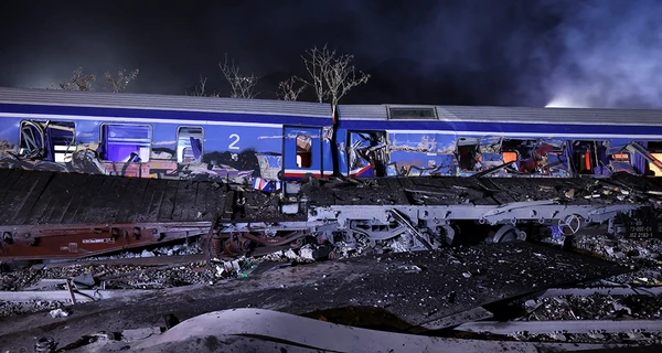 У Греції в результаті зіткнення поїздів загинули 32 людини 