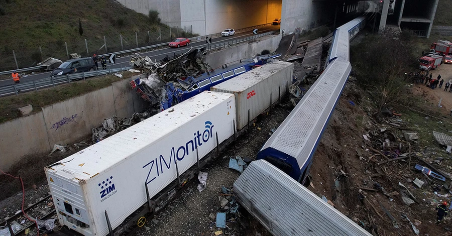 МИД выясняет, были ли украинцы в столкнувшихся в Греции поездах