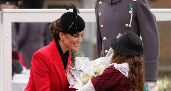 Принцесса Уэльская посетила парад в Виндзоре в пальто от Alexander McQueen и шляпке Juliette Botterill