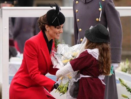 Принцесса Уэльская посетила парад в Виндзоре в пальто от Alexander McQueen и шляпке Juliette Botterill