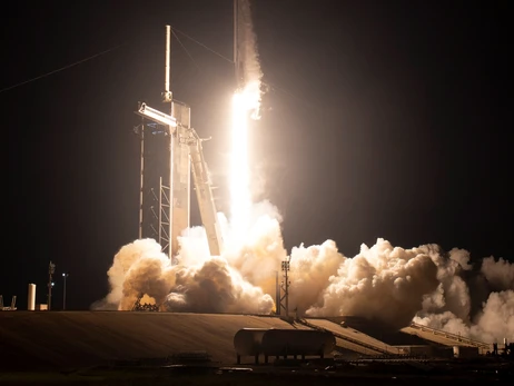 Екіпаж SpaceX благополучно прибув на МКС, щоб змінити астронавтів