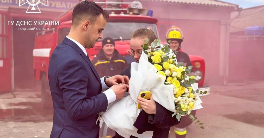 Одеський рятувальник зробив пропозицію коханій, яка проходить стажування у його частині