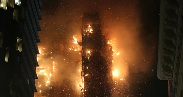 У Гонконгу вночі палав 42-поверховий хмарочос