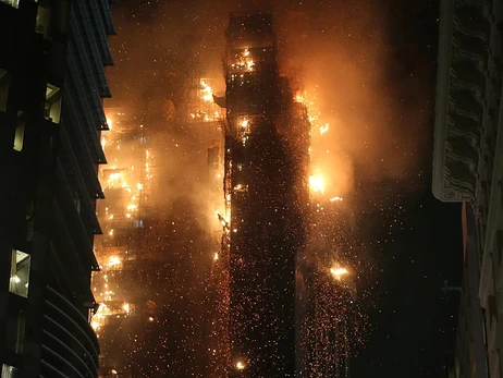 В Гонконге ночью горел 42-этажный небоскреб