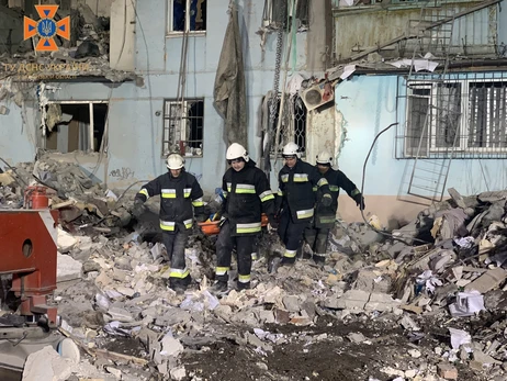 В Запорожье из-под обломков разрушенной российской ракетой 5-этажки деблокировали еще два тела