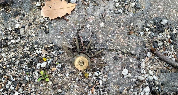 На Херсонщині росіяни з дрону скинули гранату на авто поліцейських: четверо поранених