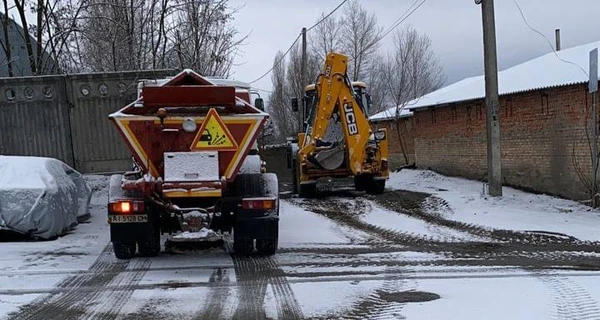 В Киеве и области выпал снег, его убирают более 3,5 тысячи коммунальщиков