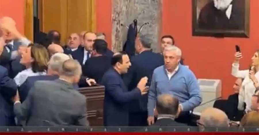 В парламенте Грузии – драка из-за закона об иноагентах