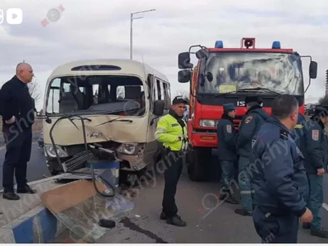 В Єревані автобус із працівниками уряду потрапив у ДТП, постраждали 13 людей 
