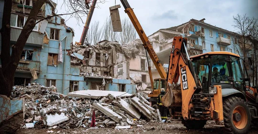 Мешканка розбомбленого будинку у Запоріжжі: замість квартири - дірка, наче серце вирвали