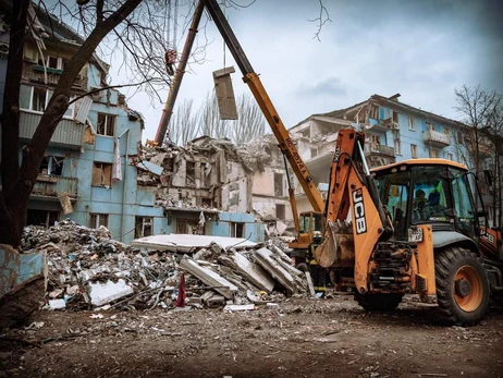 Мешканка розбомбленого будинку у Запоріжжі: замість квартири - дірка, наче серце вирвали