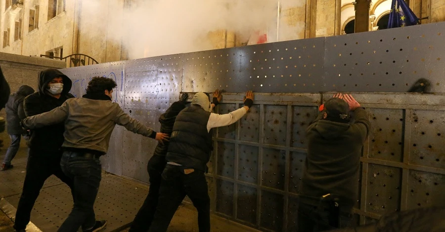 У Грузії протестувальники штурмують будівлю парламенту