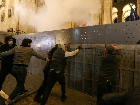 В Грузии протестующие штурмуют здание парламента