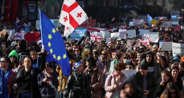 На массовом протесте в Тбилиси прозвучал гимн Украины