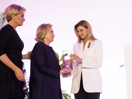 Хиллари Клинтон вручила Елене Зеленской награду за вклад в борьбу за права женщин