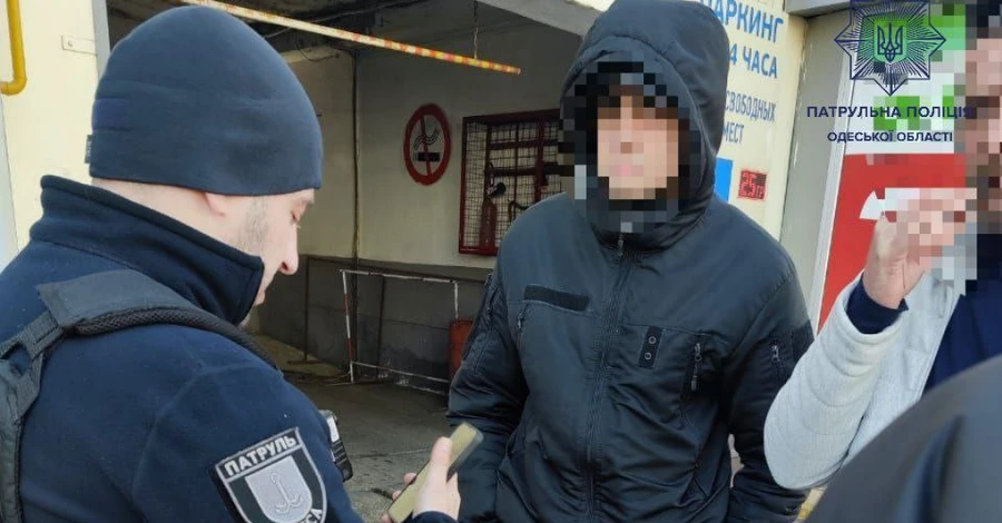 В Одесі затримали чоловіка за незаконне носіння поліцейської форми