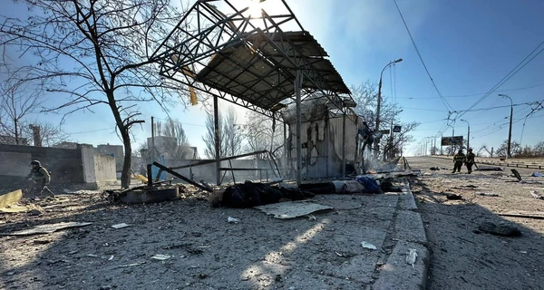 У Херсоні під час російського обстрілу на зупинці загинули троє людей