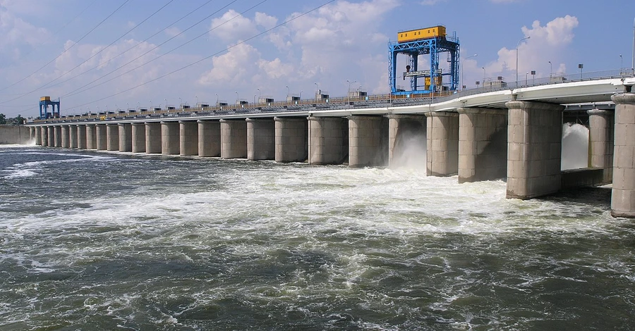 Россияне повредили дамбу Каховской ГЭС, водохранилище обмелело