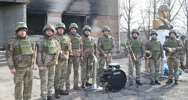 Военные надели шлем и бронежилет на памятник Кобзарю, который чудом уцелел возле линии фронта