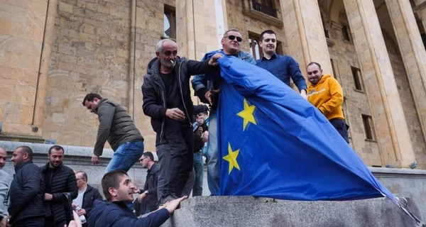 В Тбилиси во время пророссийского митинга под парламентом сняли и сожгли флаг Евросоюза