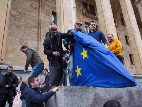 У Тбілісі під час проросійського мітингу під парламентом зняли і спалили прапор Євросоюзу