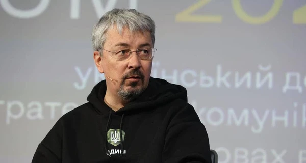 Ткаченко назвал три ключевых изменения в порядке выезда артистов за границу