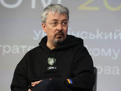 Ткаченко назвал три ключевых изменения в порядке выезда артистов за границу