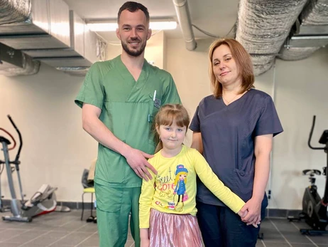 В Україні встановили перший протез дитині, яка втратила ногу внаслідок обстрілу