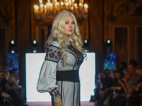 Екатерина Бужинская вышла на подиум на Неделе моды в Париже в платье-вышиванке