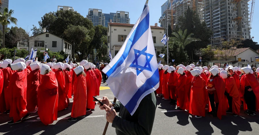 В Израиле женщины вышли на протест в красных мантиях по мотивам 