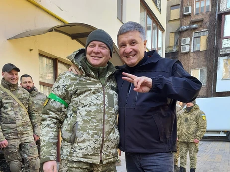 Арсен Аваков показав фото зустрічі із старшим солдатом ЗСУ Олегом Ляшком