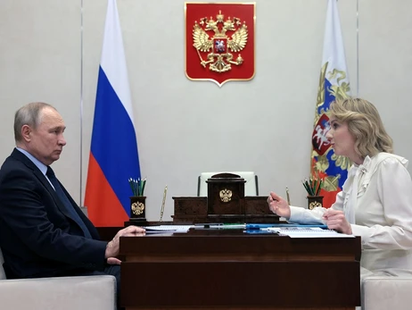У Кремлі заявили, що не визнають ордер Гааги на арешт Путіна, а російський омбудсмен продовжить 