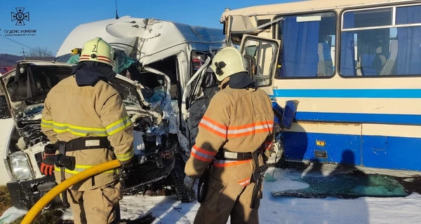 На Прикарпатті сталася смертельна ДТП із двома автобусами, є загиблий