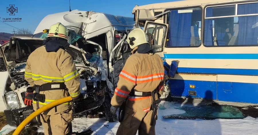 На Прикарпатті сталася смертельна ДТП із двома автобусами, є загиблий
