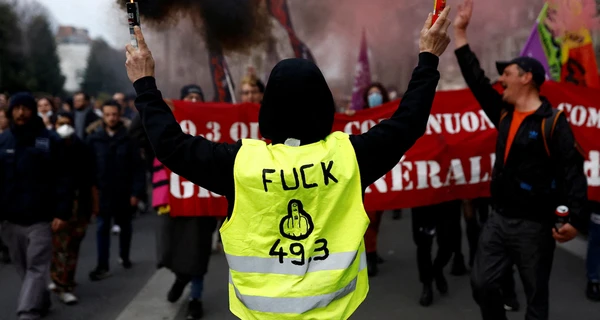 У Франції пройшли мітинги та погроми через прийняття пенсійної реформи в обхід парламенту