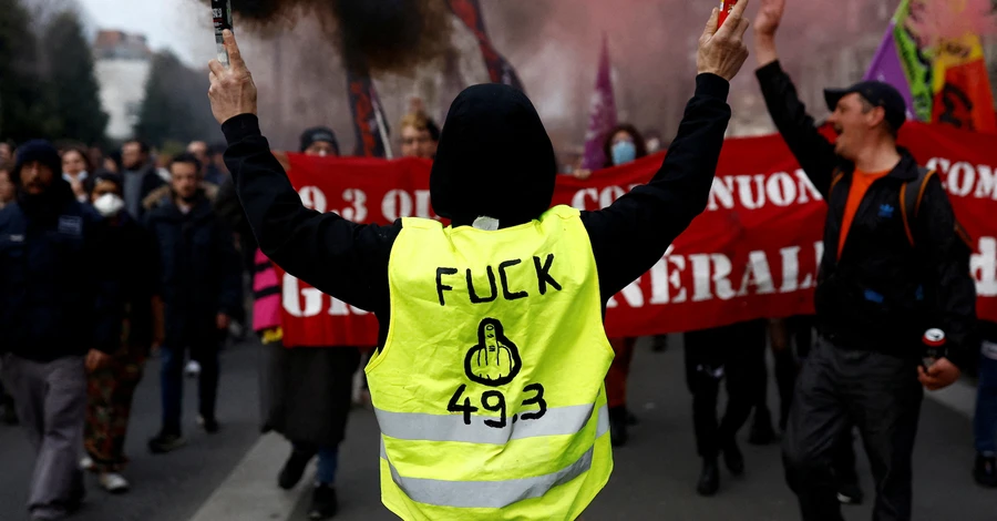 У Франції пройшли мітинги та погроми через прийняття пенсійної реформи в обхід парламенту
