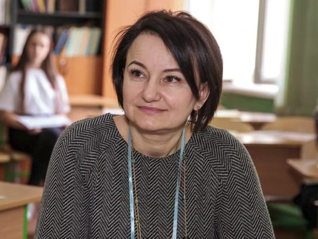 Директорка київській школі, яка застрягла у Криму через війну, оскаржила звільнення, але не повертатиметься до роботи