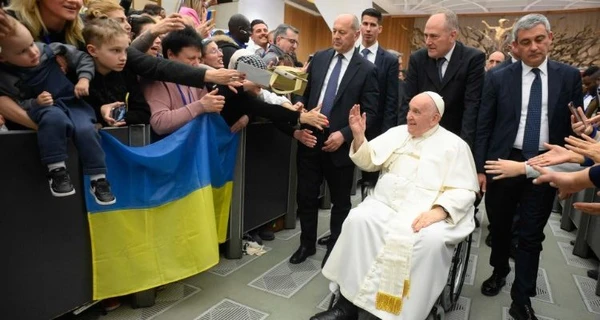 Папа Римський зустрівся з українськими біженцями: Не зрікаюся шукати миру і молитися за нього