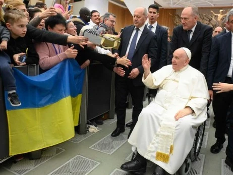 Папа Римський зустрівся з українськими біженцями: Не зрікаюся шукати миру і молитися за нього